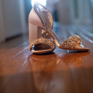 Ankle strap, block heel seashell Badgley Mischka shoes in size 7.5.